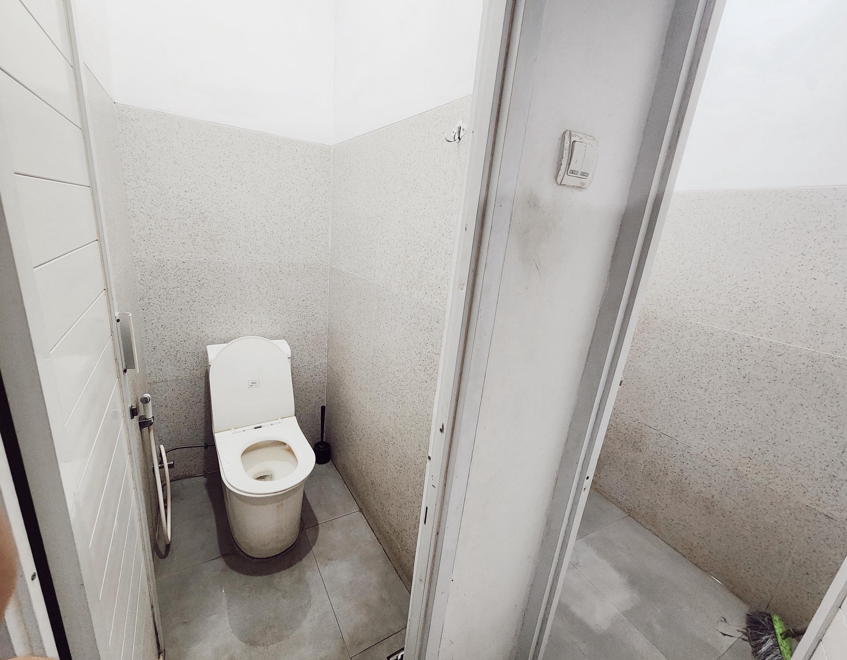 Dijual rumah diKarawaci Tangerang - Baru full renov 2 tahun lalu Bangunan style Modern.