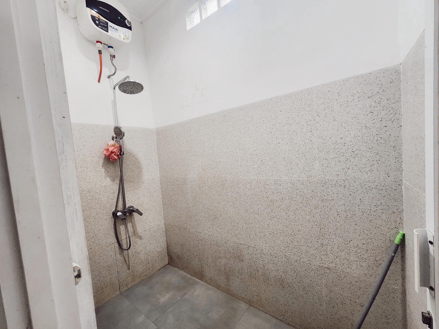 Dijual rumah diKarawaci Tangerang - Baru full renov 2 tahun lalu Bangunan style Modern.