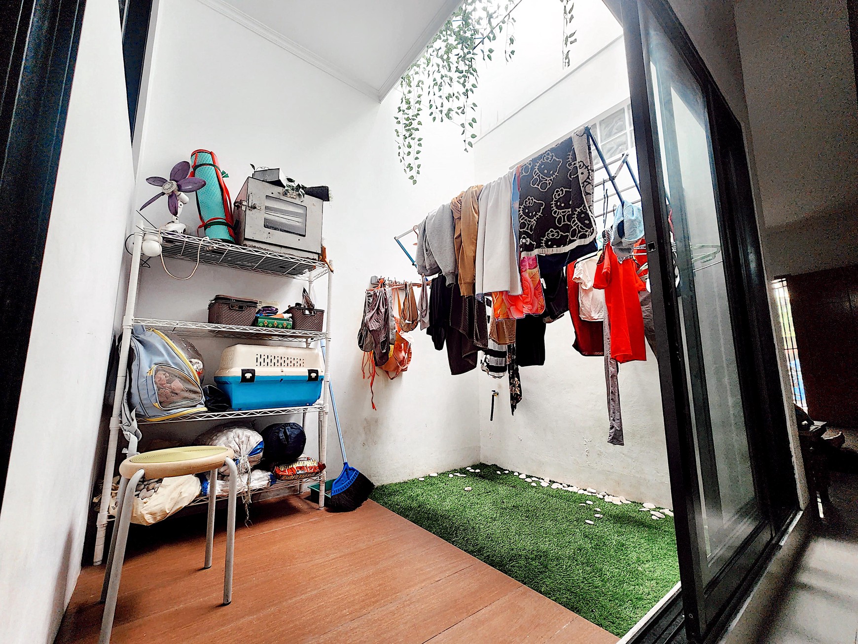 Dijual rumah diKarawaci Tangerang - Baru full renov 2 tahun lalu Bangunan style Modern.