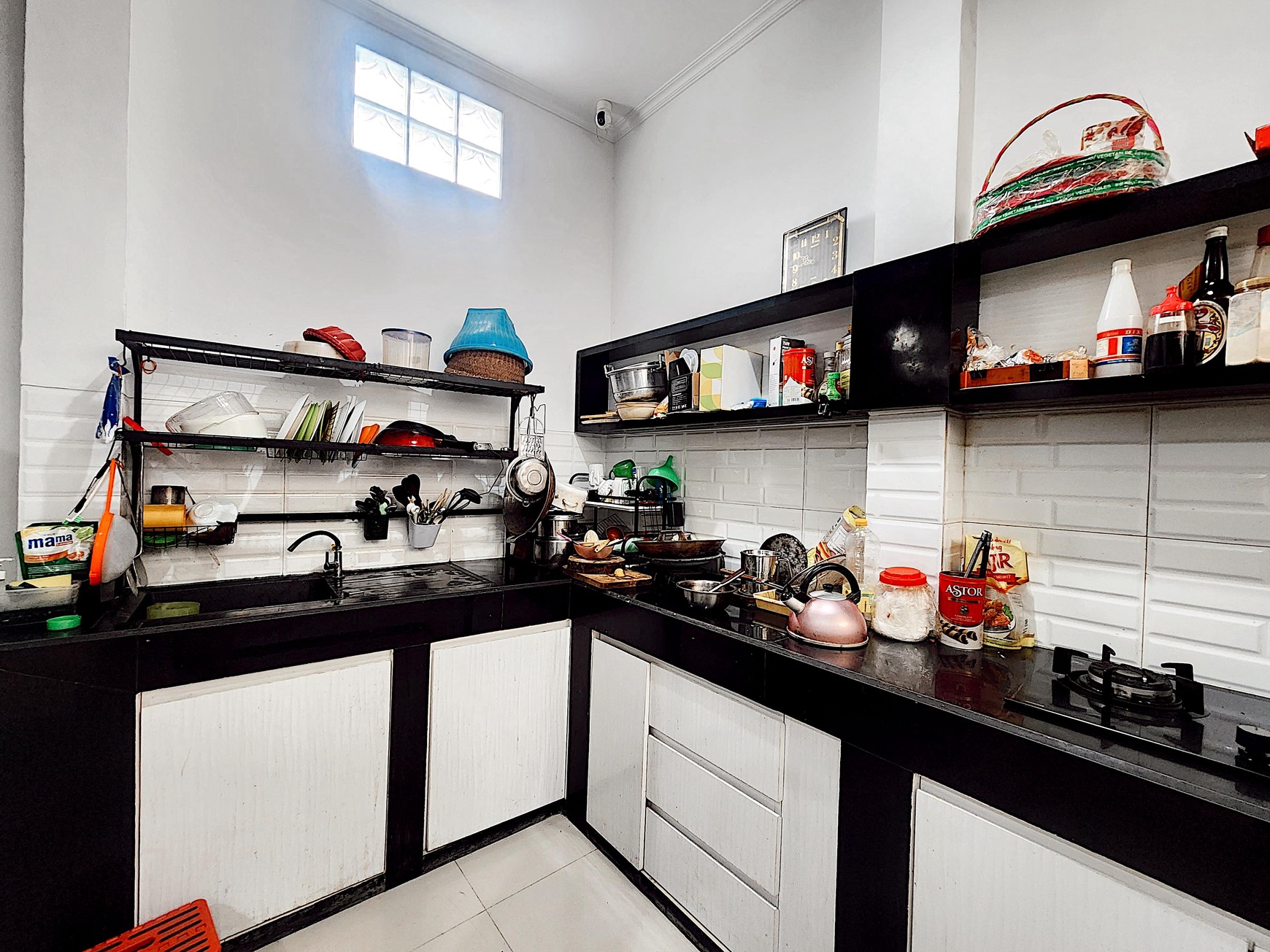 Dijual rumah diKarawaci Tangerang - Baru full renov 2 tahun lalu Bangunan style Modern.