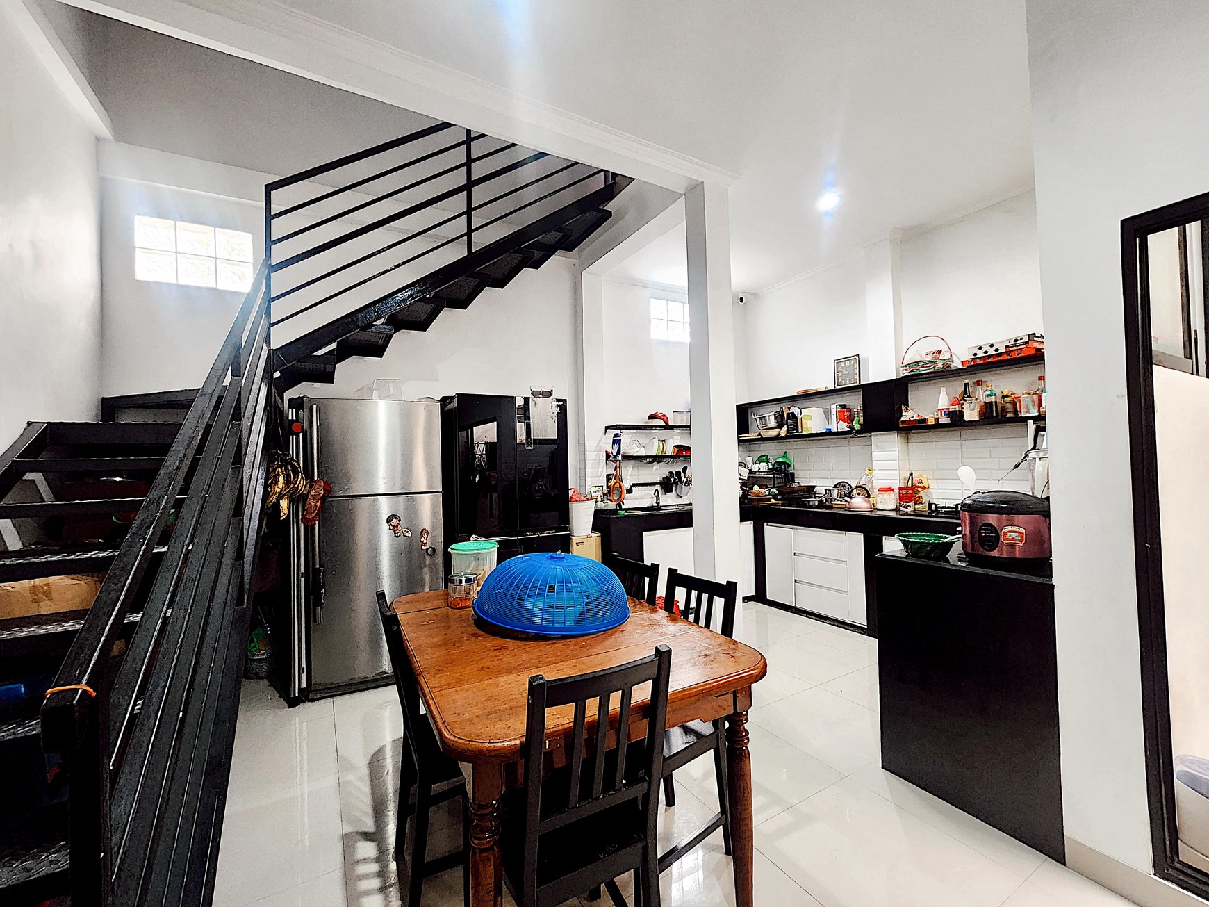 Dijual rumah diKarawaci Tangerang - Baru full renov 2 tahun lalu Bangunan style Modern.