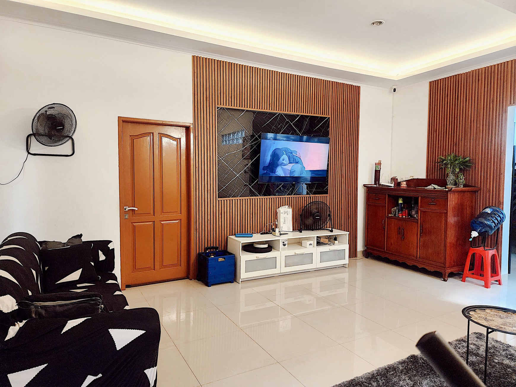 Dijual rumah diKarawaci Tangerang - Baru full renov 2 tahun lalu Bangunan style Modern.