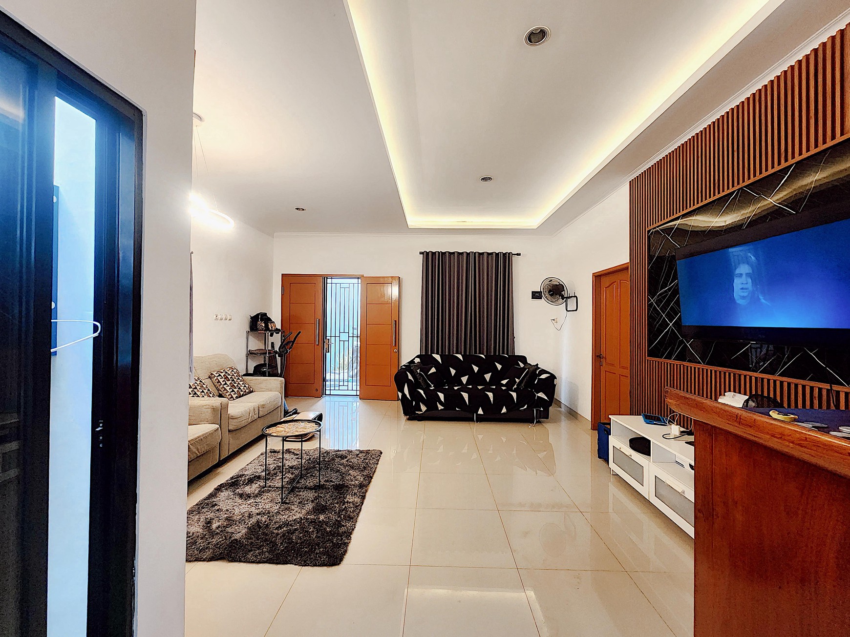 Dijual rumah diKarawaci Tangerang - Baru full renov 2 tahun lalu Bangunan style Modern.