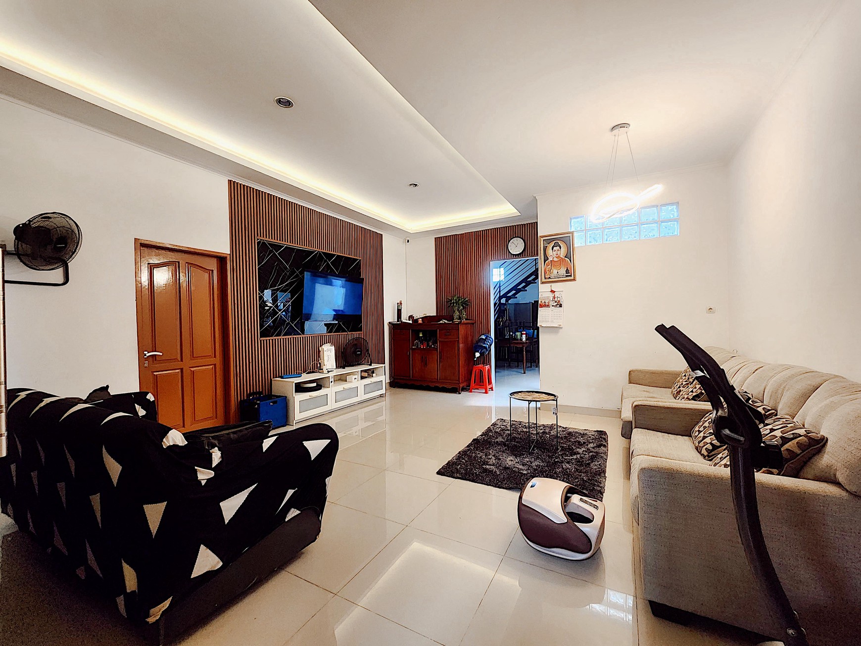 Dijual rumah diKarawaci Tangerang - Baru full renov 2 tahun lalu Bangunan style Modern.