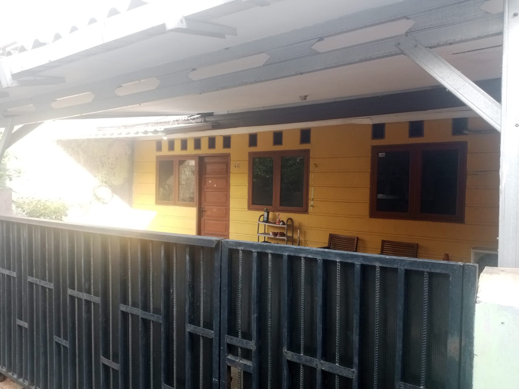 Rumah Semi Furnished dengan 3 KT 2 KM Siap Huni dengan Hunian Nyaman dan Asri di Jakrta Barat