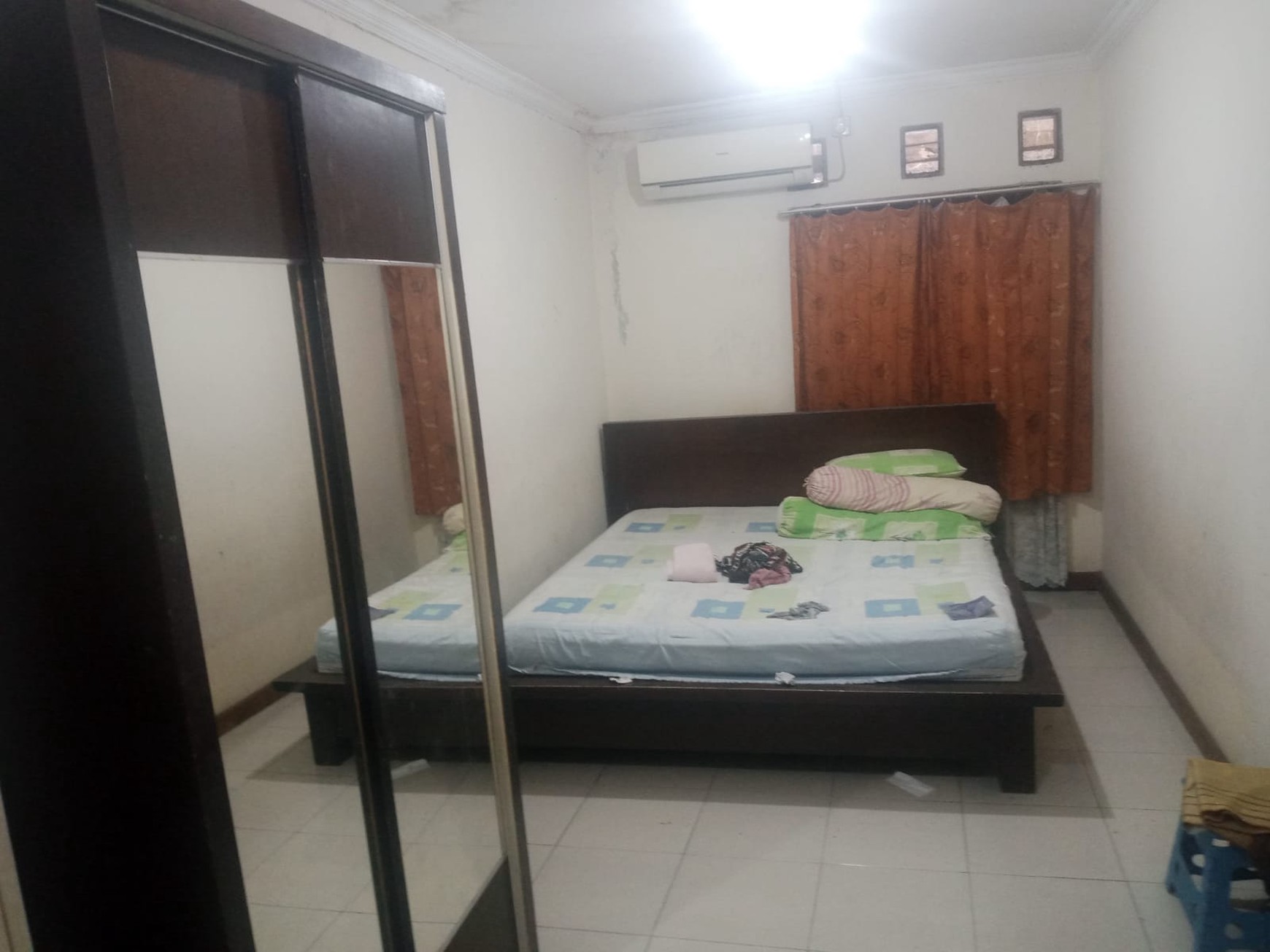 Rumah Semi Furnished dengan 3 KT 2 KM Siap Huni dengan Hunian Nyaman dan Asri di Jakrta Barat