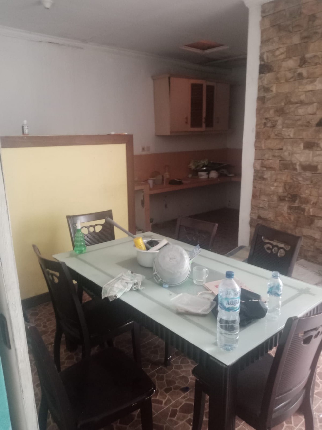 Rumah Semi Furnished dengan 3 KT 2 KM Siap Huni dengan Hunian Nyaman dan Asri di Jakrta Barat