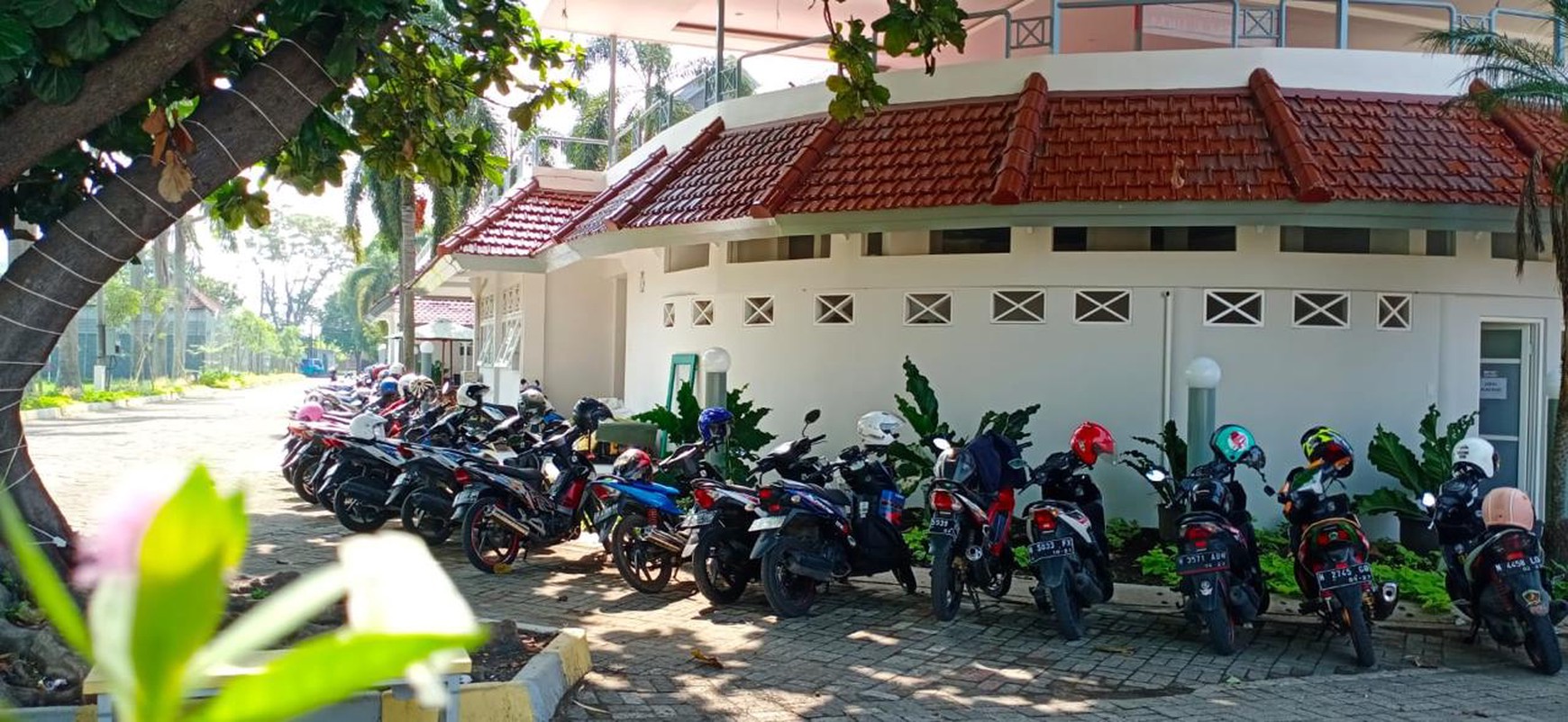 GEDUNG KOMERSIAL PREMIUM - SIAP GUNA & MENGUNTUNGKAN