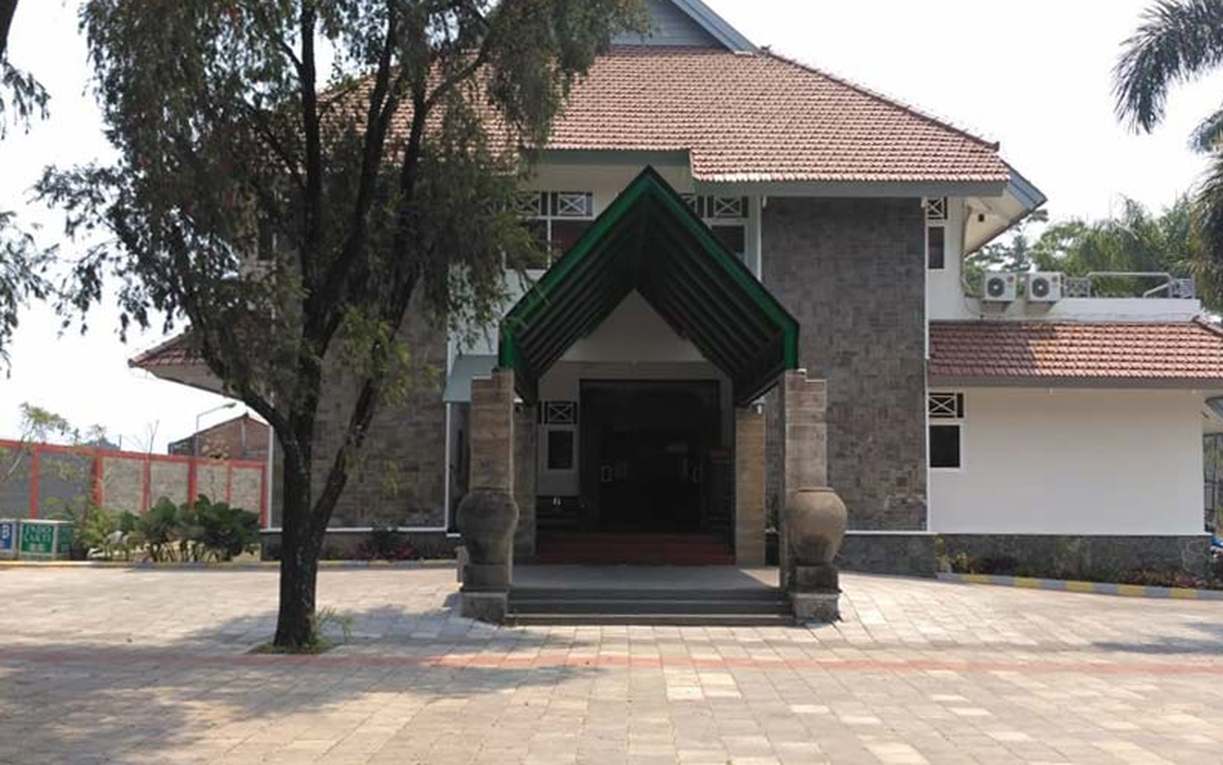 GEDUNG KOMERSIAL PREMIUM - SIAP GUNA & MENGUNTUNGKAN