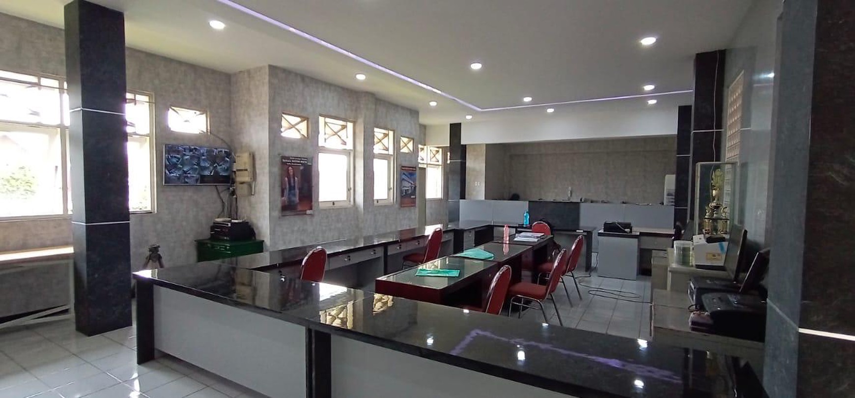 GEDUNG KOMERSIAL PREMIUM - SIAP GUNA & MENGUNTUNGKAN