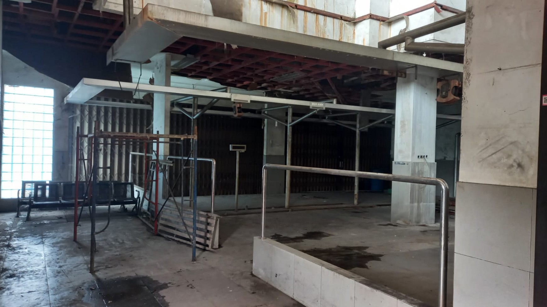 Dijual  Bekas Showroom Jalan Gatot Subroto, Kota Tangerang