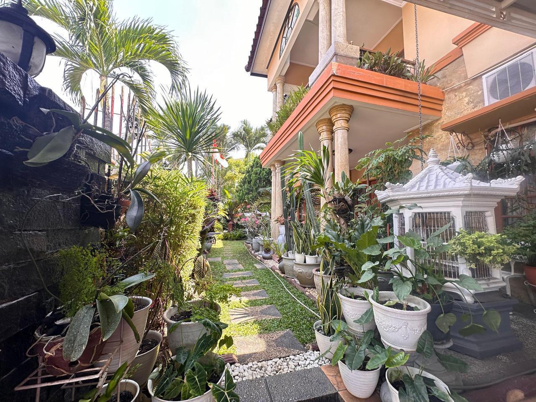 JUAL RUMAH MEWAH EKSKLUSIF  SIAP HUNI - NYAMAN LOKASI STRATEGIS
