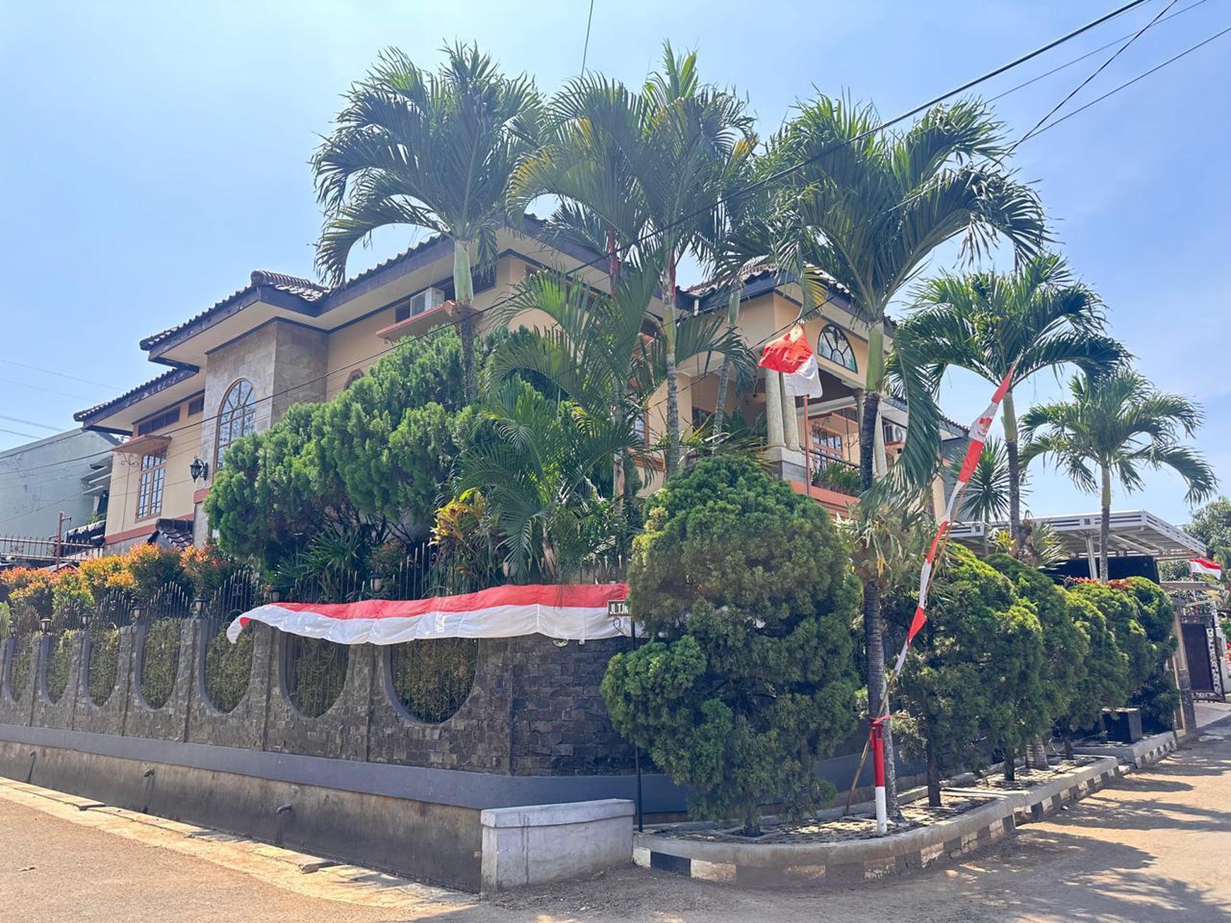 JUAL RUMAH MEWAH EKSKLUSIF  SIAP HUNI - NYAMAN LOKASI STRATEGIS