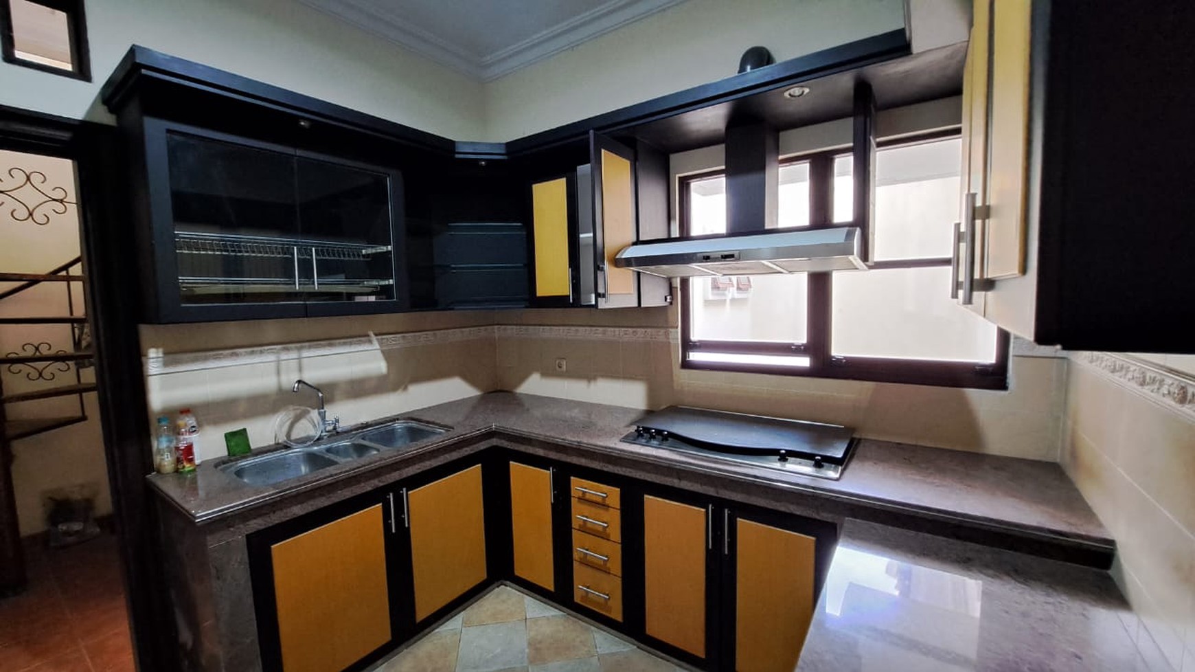 Disewakan Rumah Full Furnish dalam Perum Elite Casa Grande Depok Sleman 