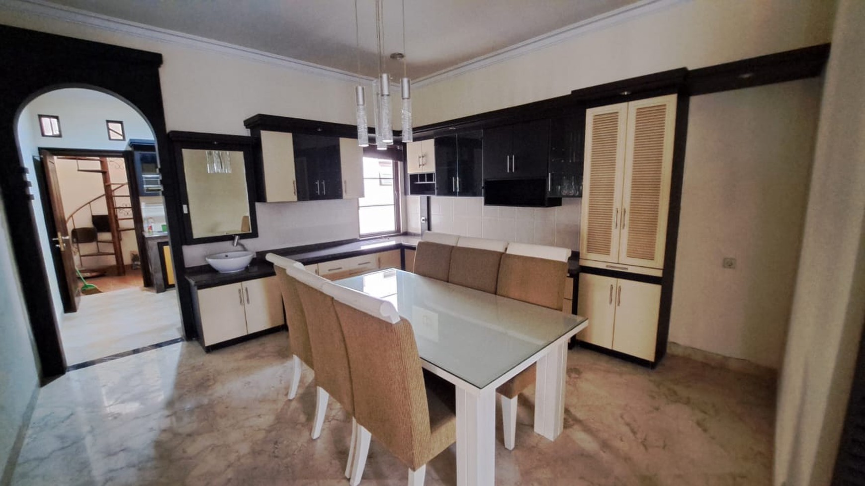 Disewakan Rumah Full Furnish dalam Perum Elite Casa Grande Depok Sleman 