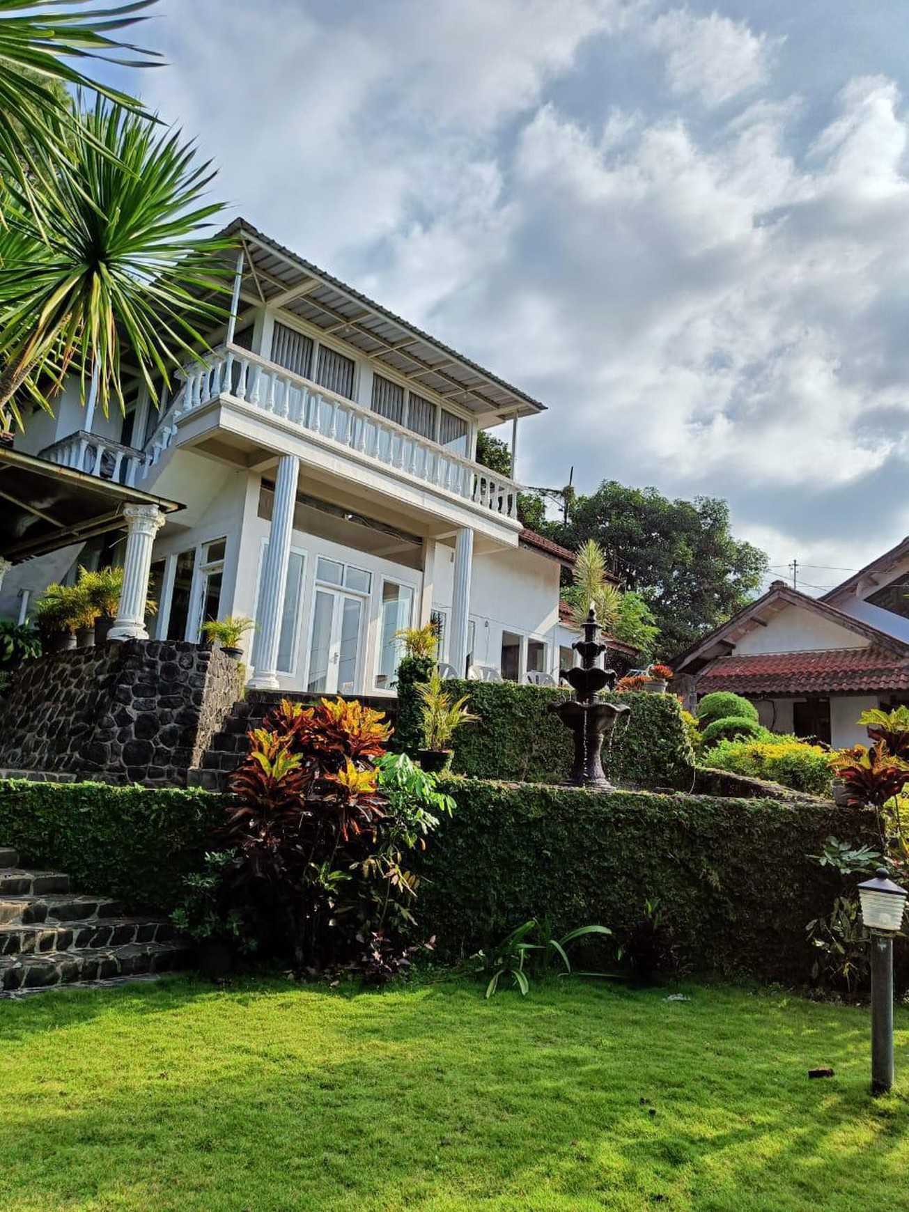 Villa Eksklusif di Prigen - Hadap Akarsana, Taman Hijau & Suasana Sejuk