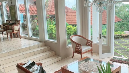 Villa Eksklusif di Prigen - Hadap Akarsana, Taman Hijau & Suasana Sejuk