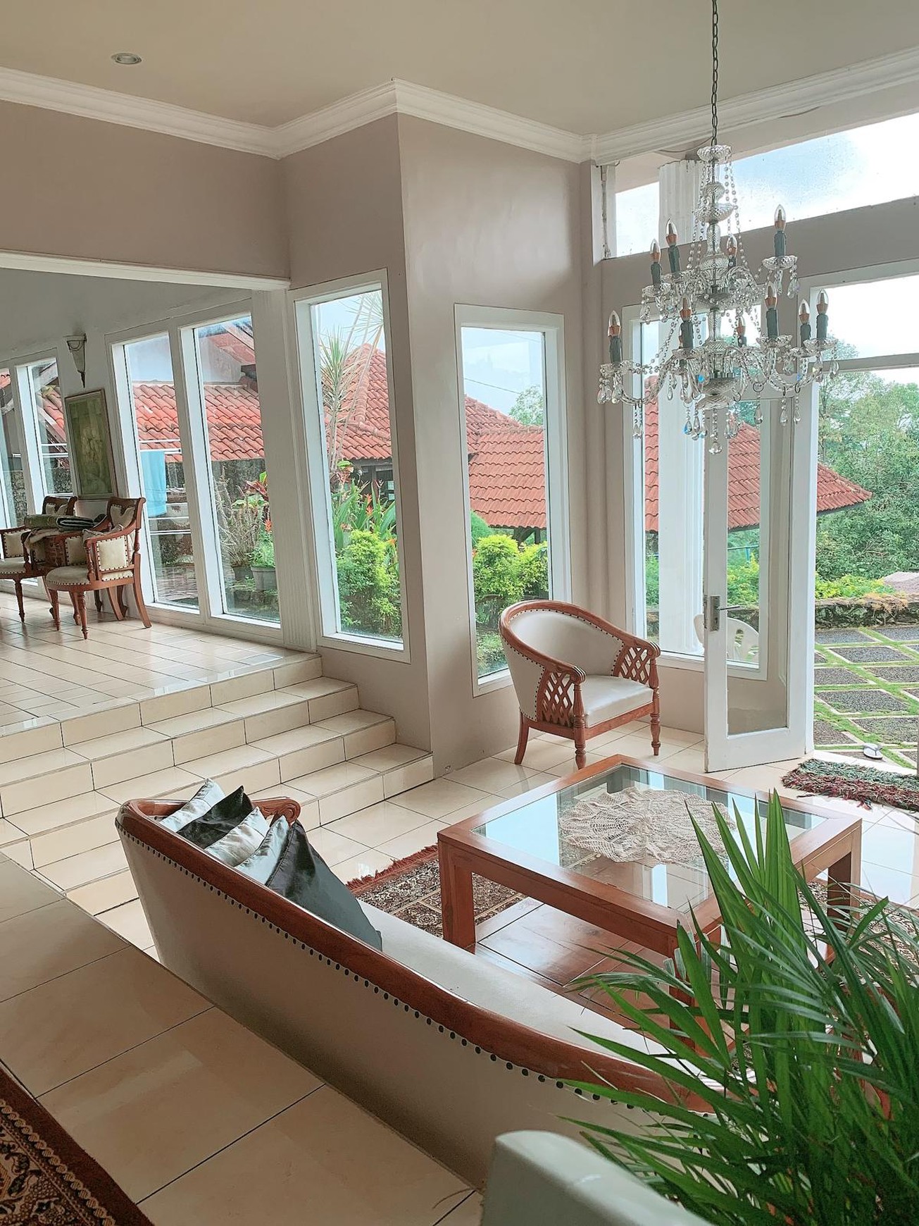 Villa Eksklusif di Prigen - Hadap Akarsana, Taman Hijau & Suasana Sejuk