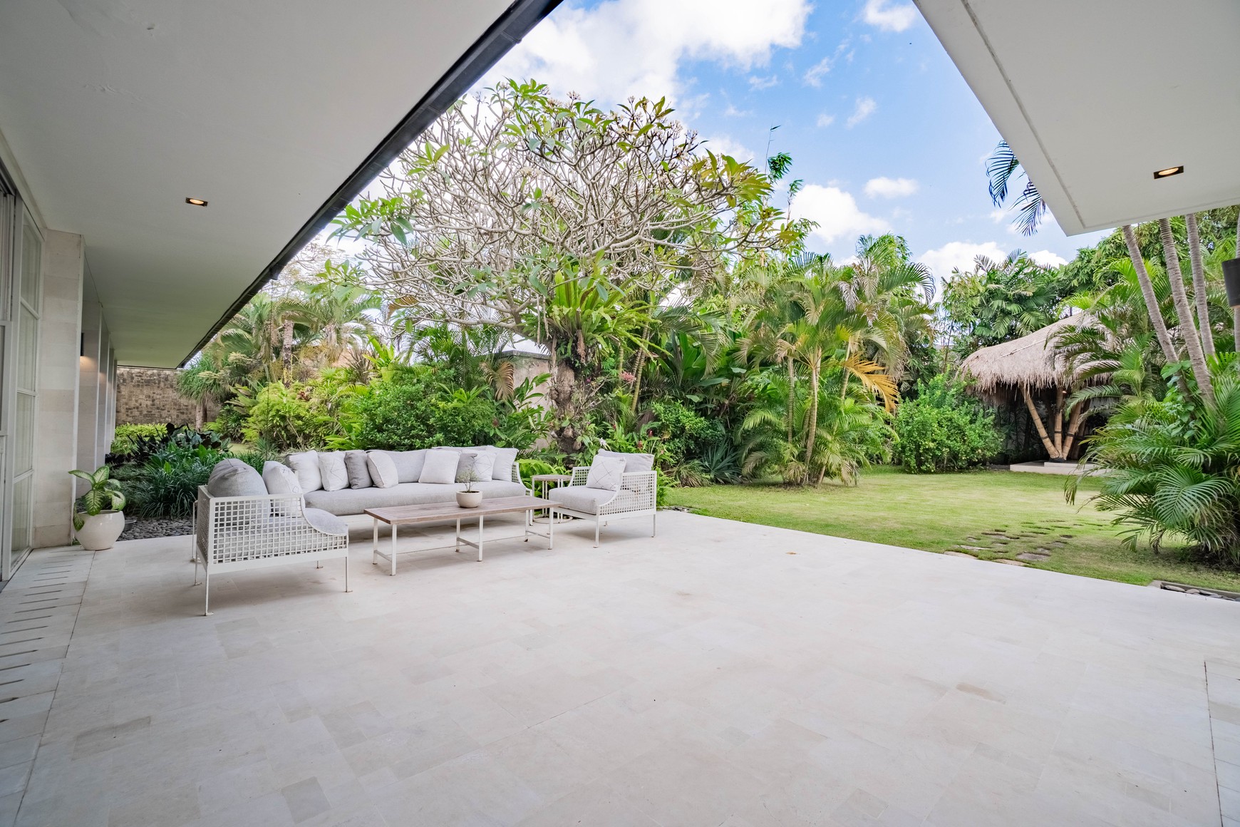 Luxury Villa for Sale, Prime Location in Munggu, Near Beach & Attractions