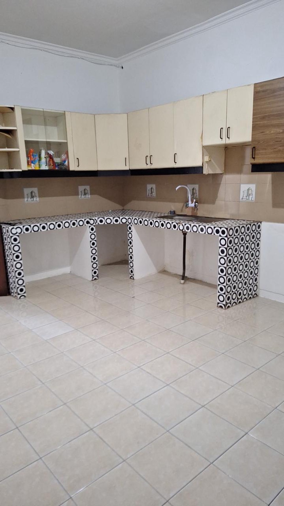 RUMAH DISEWA JALAN GAHARU JAKARTA SELATAN