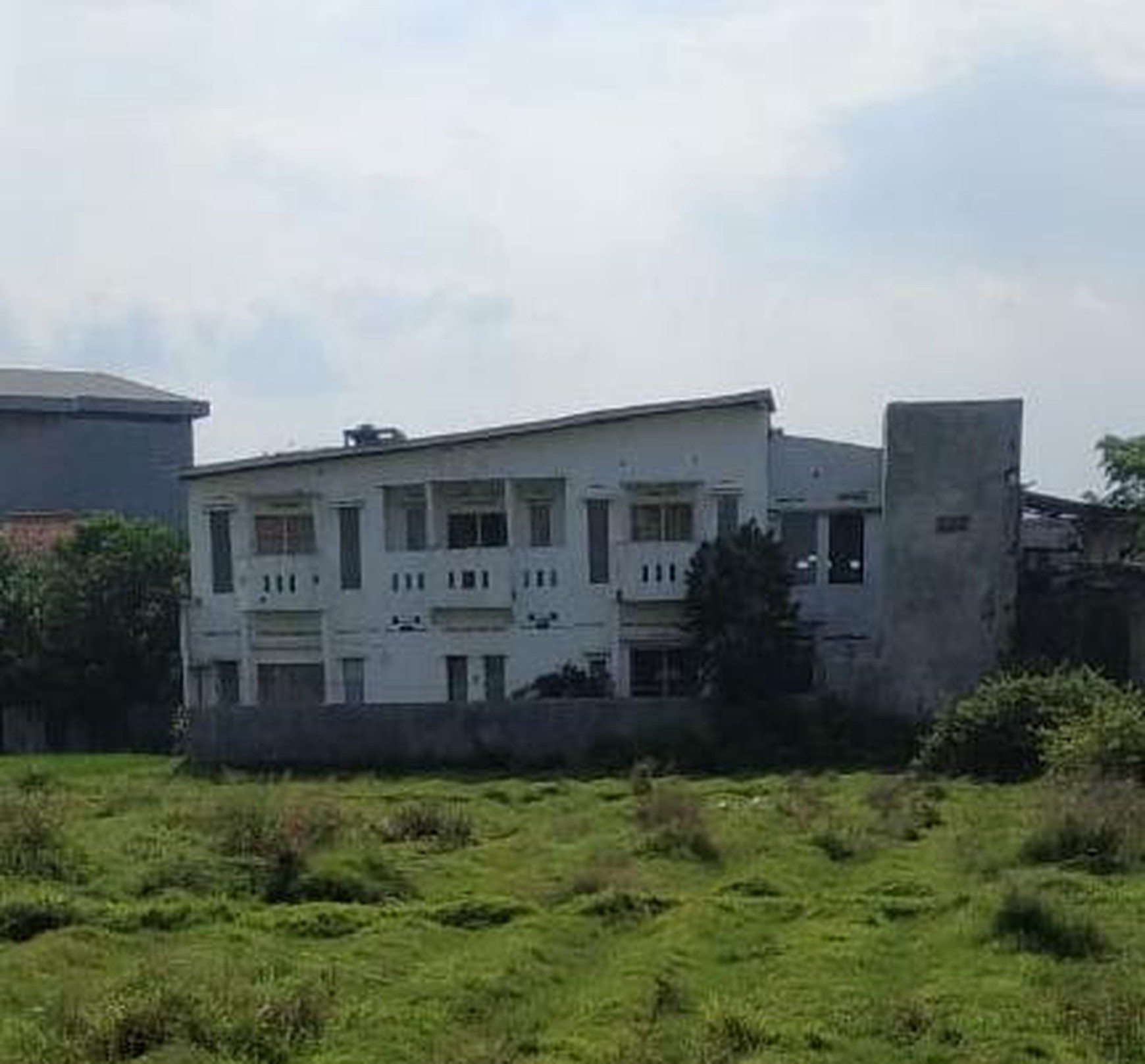 INVESTASI MENGUNTUNGKAN, KLINIK BERIKUT RUMAH, RUKO, TANAH KOSONG LOKASI STRATEGIS DI JALAN RAYA UTAMA