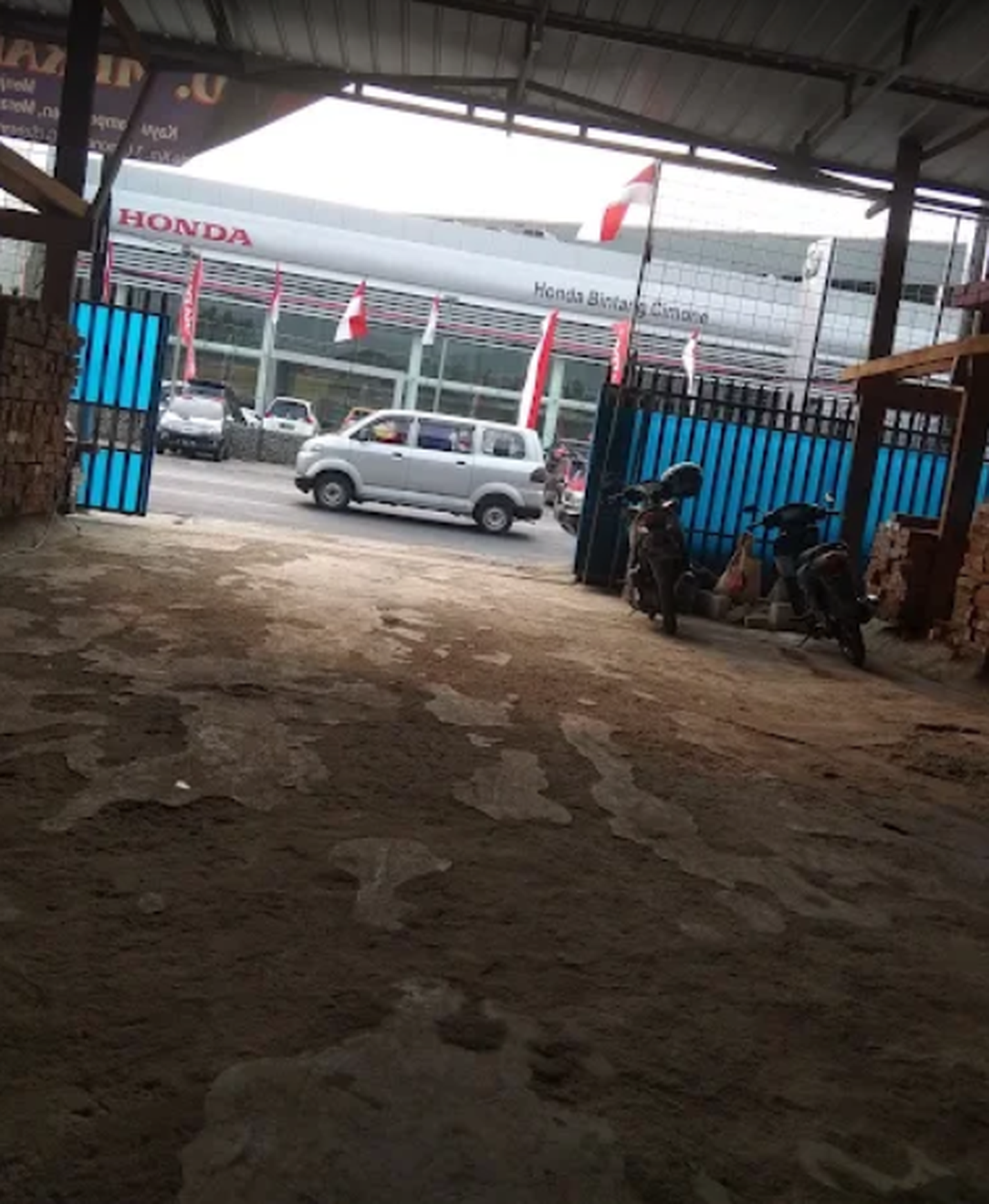 Ruang Usaha Luas Lokasi Strategis Pinggir Jalan Raya @Karawaci, Tangerang