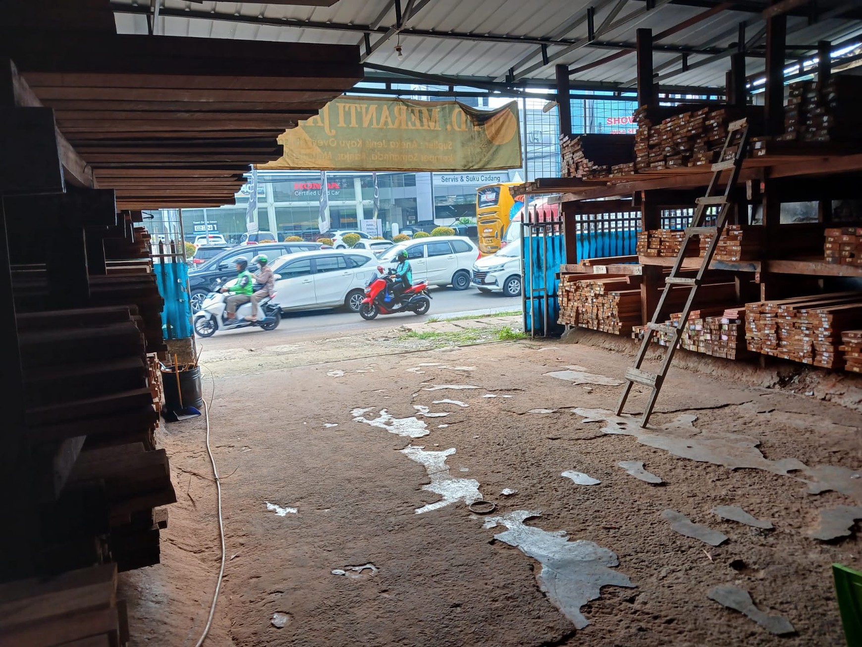 Ruang Usaha Luas Lokasi Strategis Pinggir Jalan Raya @Karawaci, Tangerang