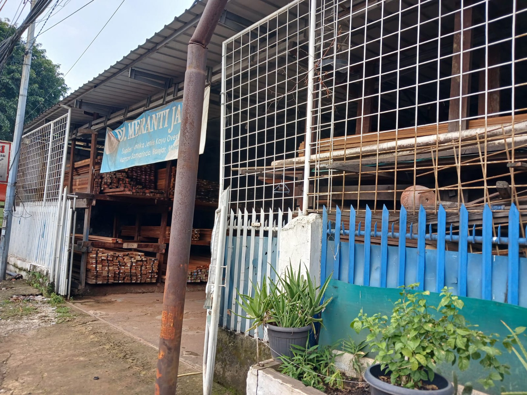 Ruang Usaha Luas Lokasi Strategis Pinggir Jalan Raya @Karawaci, Tangerang