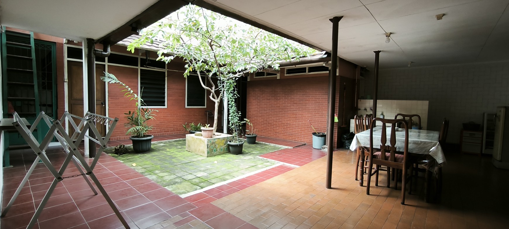 Rumah asri dan tenang berada di Lokasi Strategis Jakarta Selatan Bisa untuk Usaha Kost atau Cafe