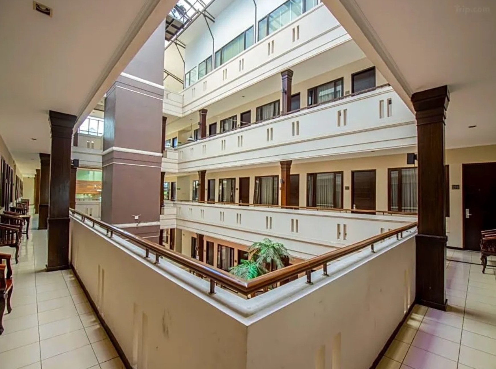 Dijual Hotel Bagus di Lembang, Bandung Dijual Murah , Fasilitas bagus, Letak Strategis.