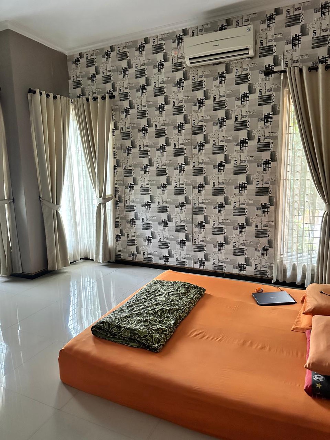 Dijual Rumah Posisi Hoek Yang  Siap Huni Dan Full Furnish Di Jalan Kavling Perkebunan , Lippo Karawaci - Tangerang
