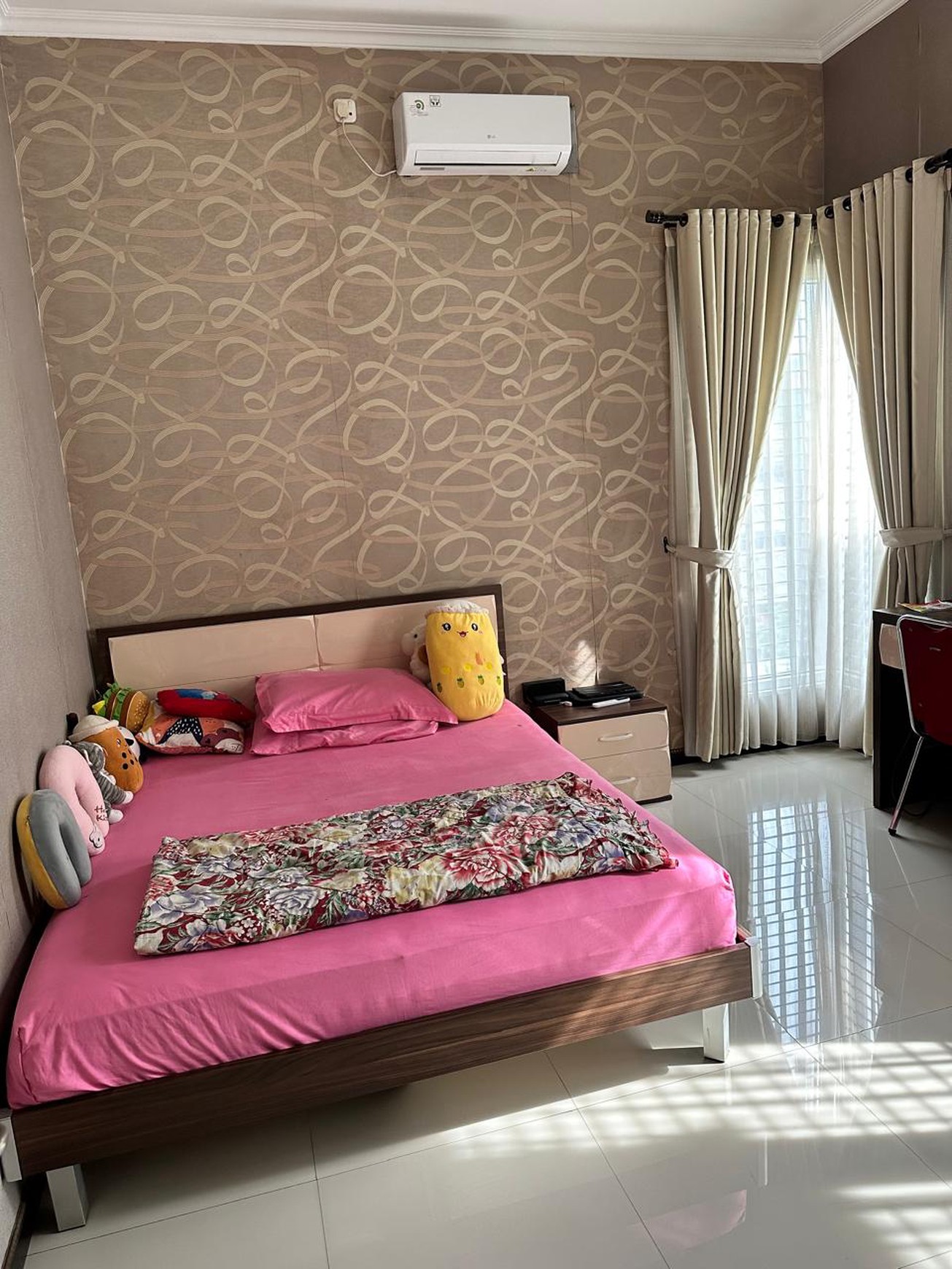 Dijual Rumah Posisi Hoek Yang  Siap Huni Dan Full Furnish Di Jalan Kavling Perkebunan , Lippo Karawaci - Tangerang