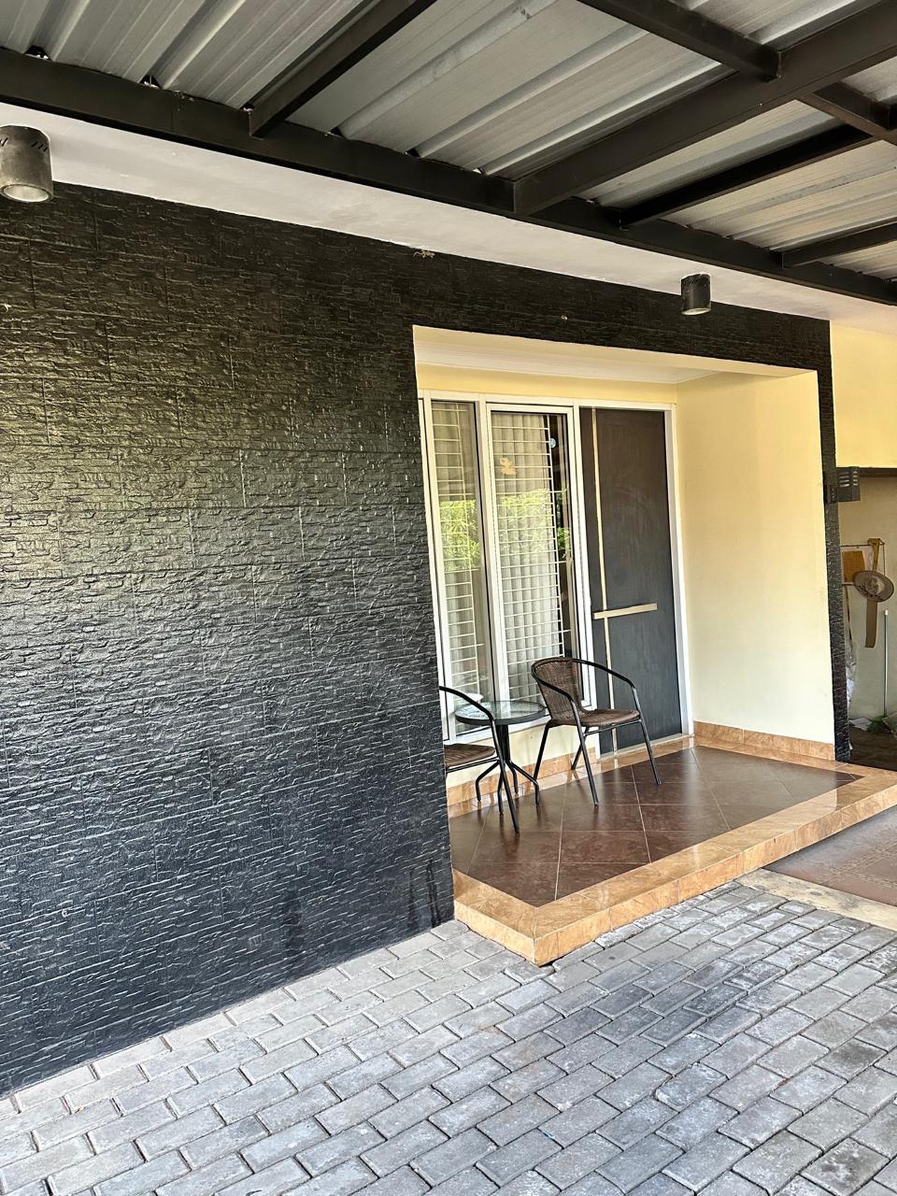 Dijual Rumah Posisi Hoek Yang  Siap Huni Dan Full Furnish Di Jalan Kavling Perkebunan , Lippo Karawaci - Tangerang