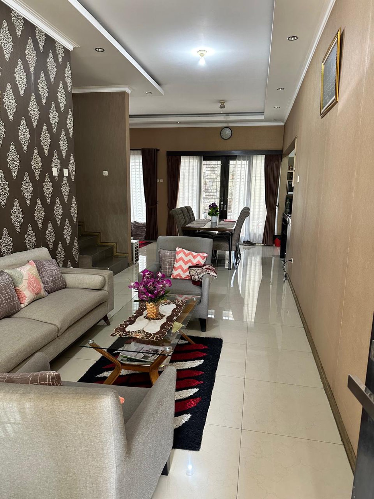 Dijual Rumah Posisi Hoek Yang  Siap Huni Dan Full Furnish Di Jalan Kavling Perkebunan , Lippo Karawaci - Tangerang
