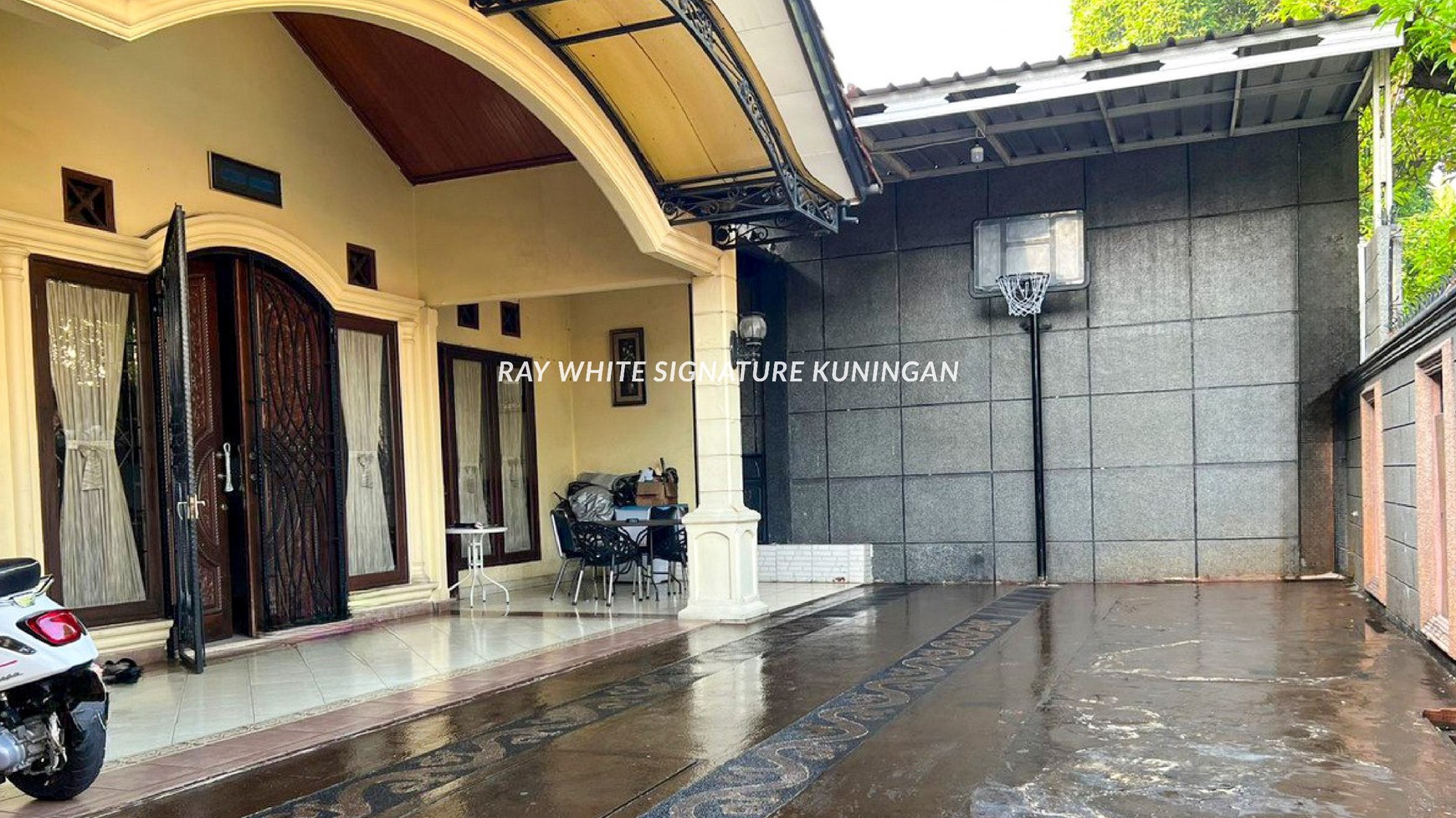 Rumah Lama Lokasi Dekat BKT Cocok Untuk Hunian Semi Bisnis di Swadaya Raya
