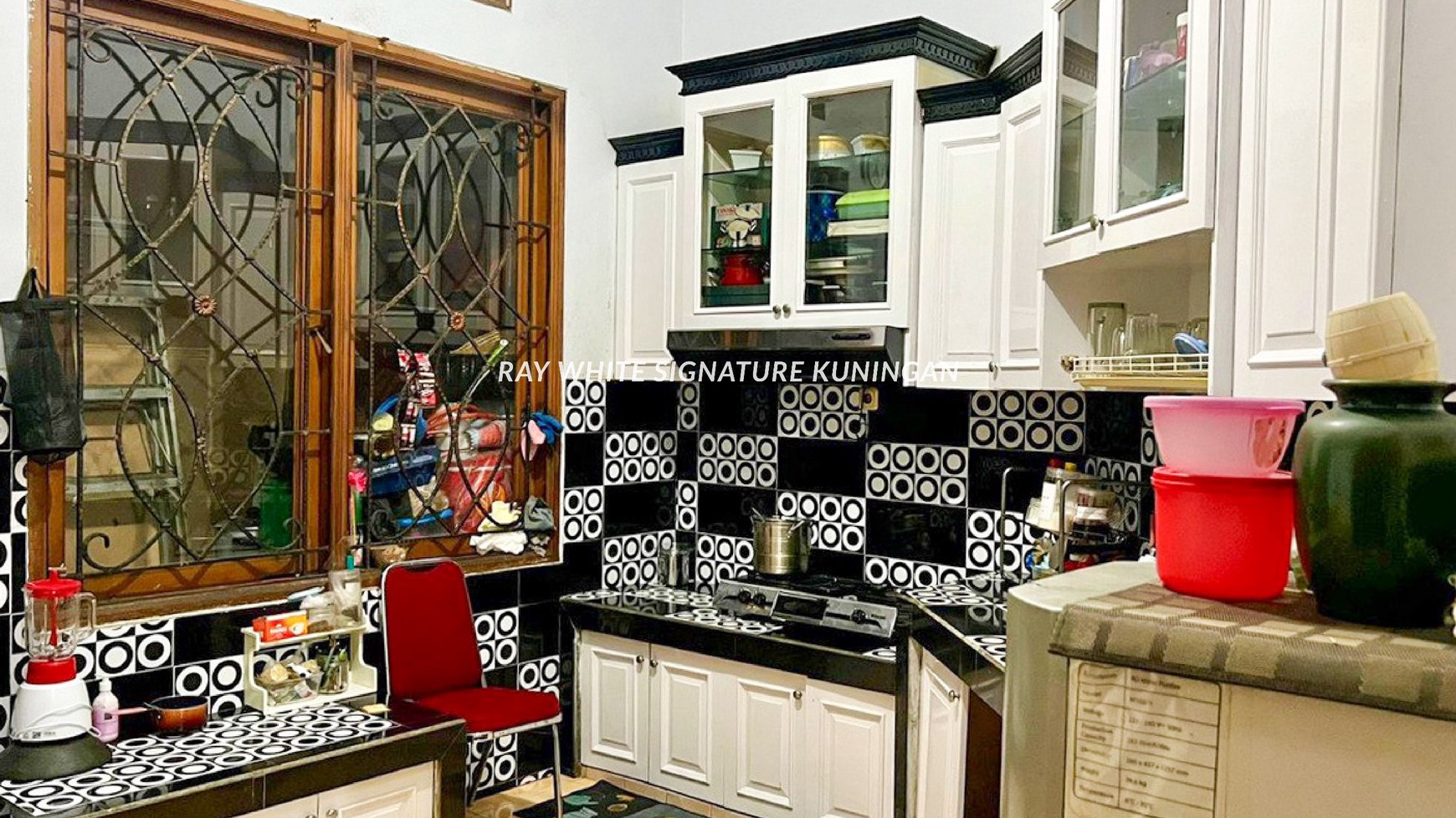 Rumah Lama Lokasi Dekat BKT Cocok Untuk Hunian Semi Bisnis di Swadaya Raya