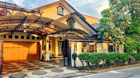 Rumah Lama Lokasi Dekat BKT Cocok Untuk Hunian Semi Bisnis di Swadaya Raya
