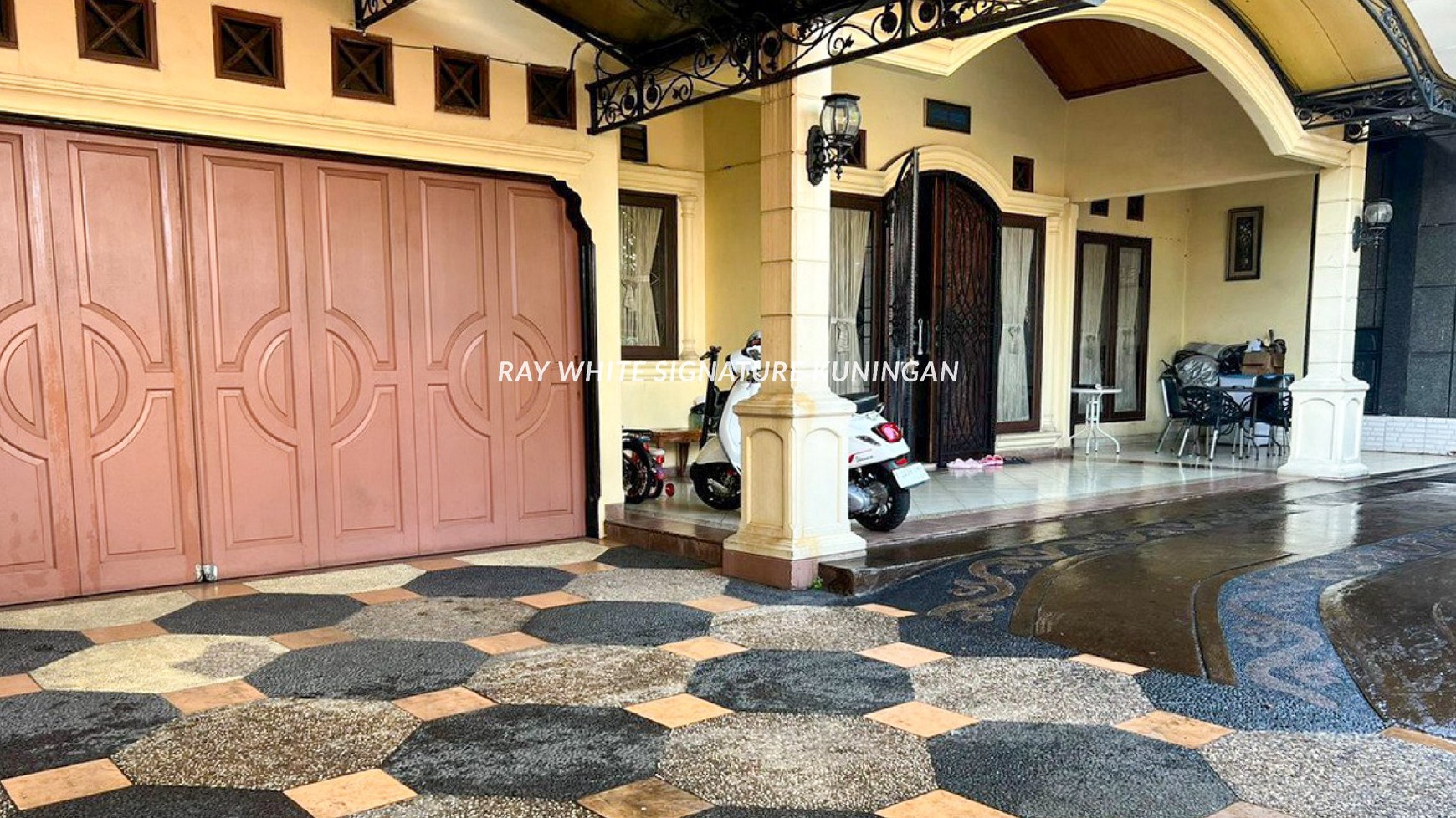 Rumah Lama Lokasi Dekat BKT Cocok Untuk Hunian Semi Bisnis di Swadaya Raya