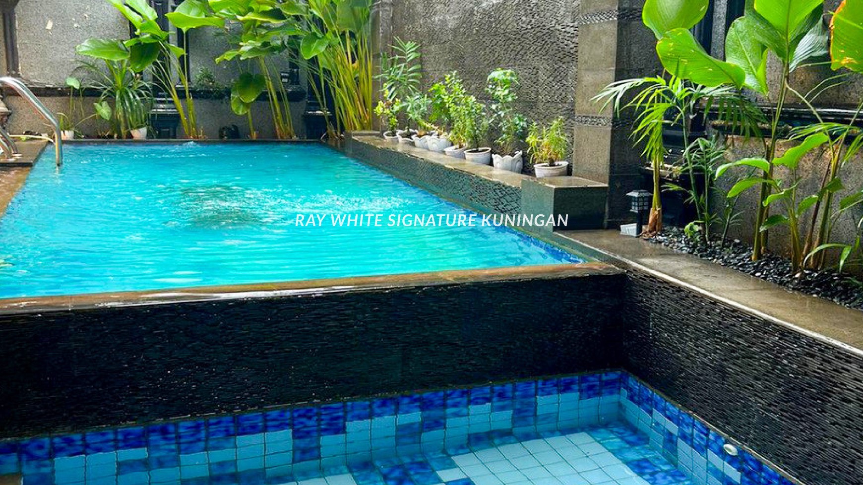 Rumah Lama Lokasi Dekat BKT Cocok Untuk Hunian Semi Bisnis di Swadaya Raya