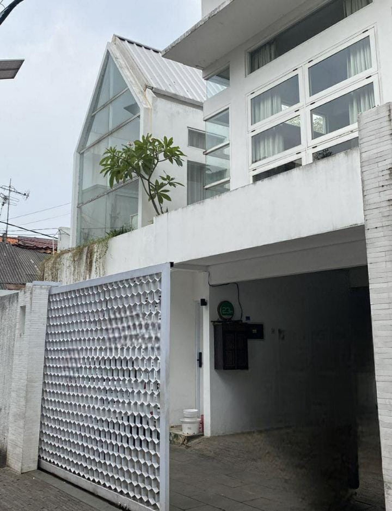 Dijual Rumah Cantik Siap Huni Dekat Stasiun MRT di Cilandak
