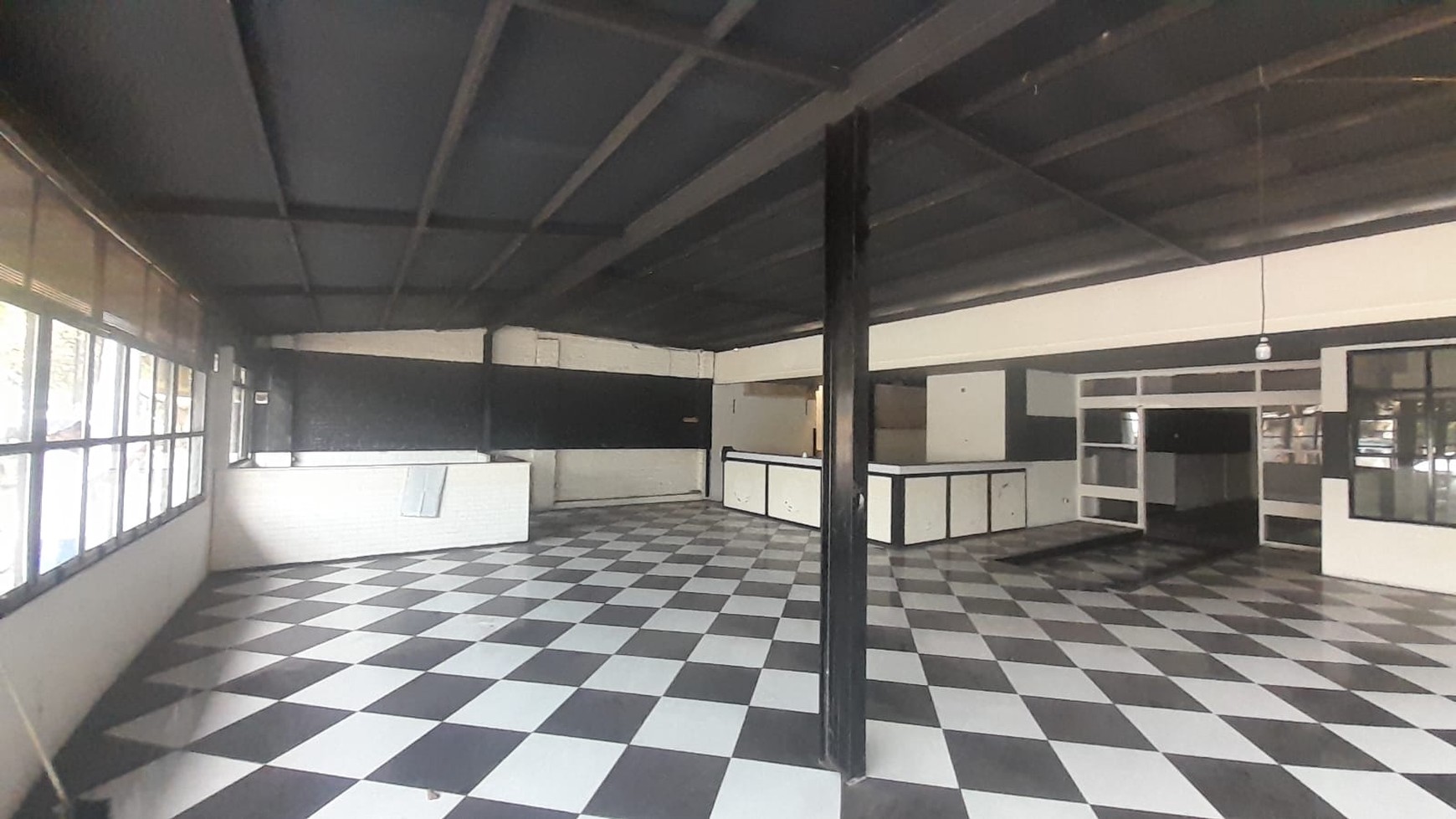 Bangunan ex resto,di jalan terusan dieng,area kampus UNMER,dekat perumahan dieng dan Mall City Point Dieng Malang