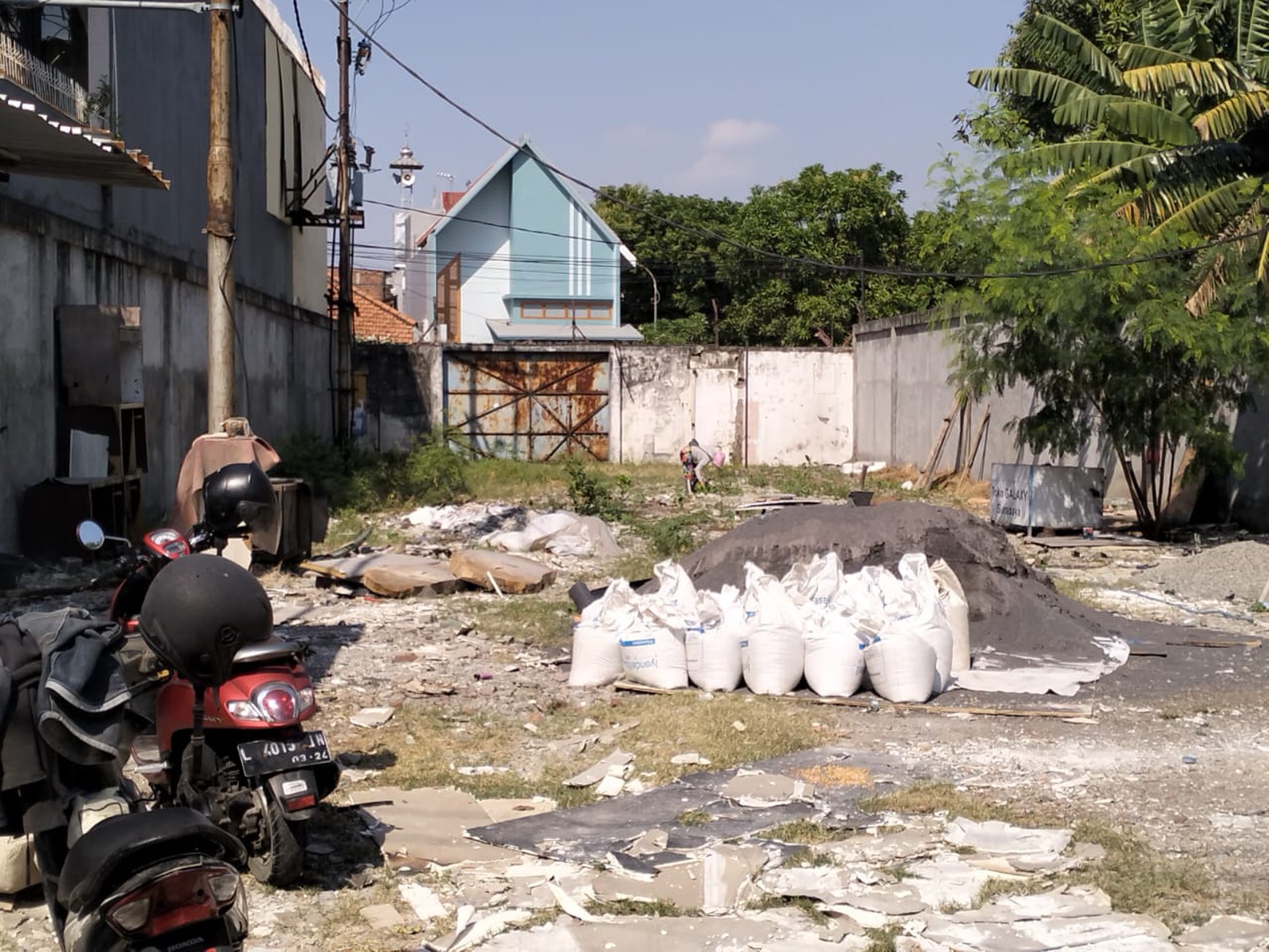 Rumah Hitung Tanah dijual di Raya Banyu Urip Surabaya, Sisi Atas