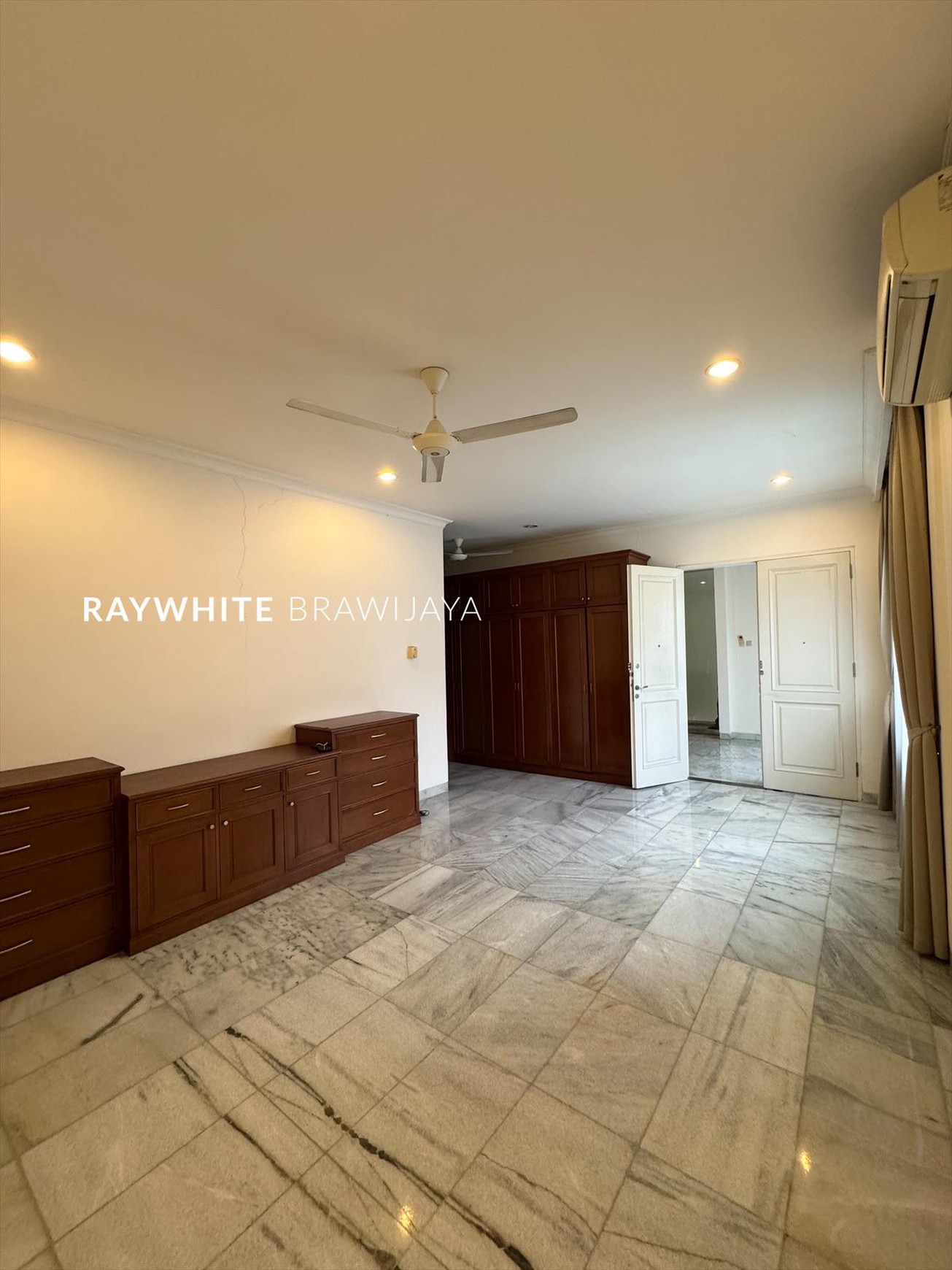 Rumah Mewah Executive Paradise di Antasari Lingkungan Tenang