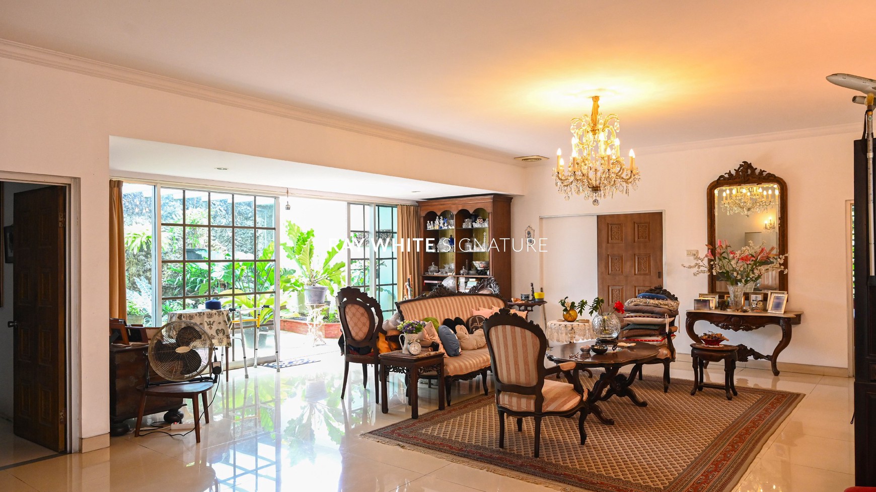 Rumah Lama Terawat Lokasi Prime di Jl Wijaya 5