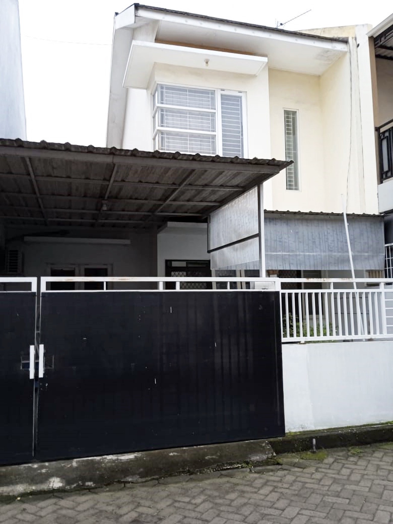 Rumah di Menanggal Regency Surabaya Selatan, Minimalis, 2 Lantai, One Gate System, Siap Huni !!! - WNA -