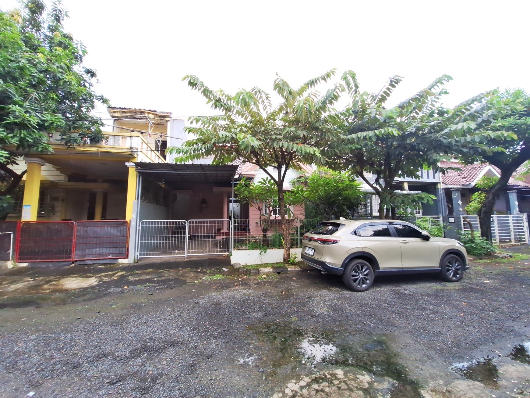 Rumah Minimalis di Bekasi Taman Depan & Belakang Siap Huni