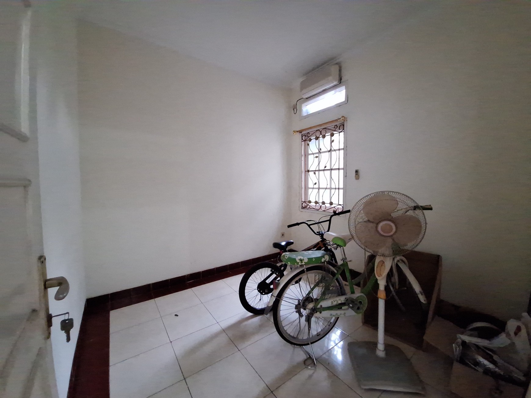 Rumah Minimalis di Bekasi Taman Depan & Belakang Siap Huni