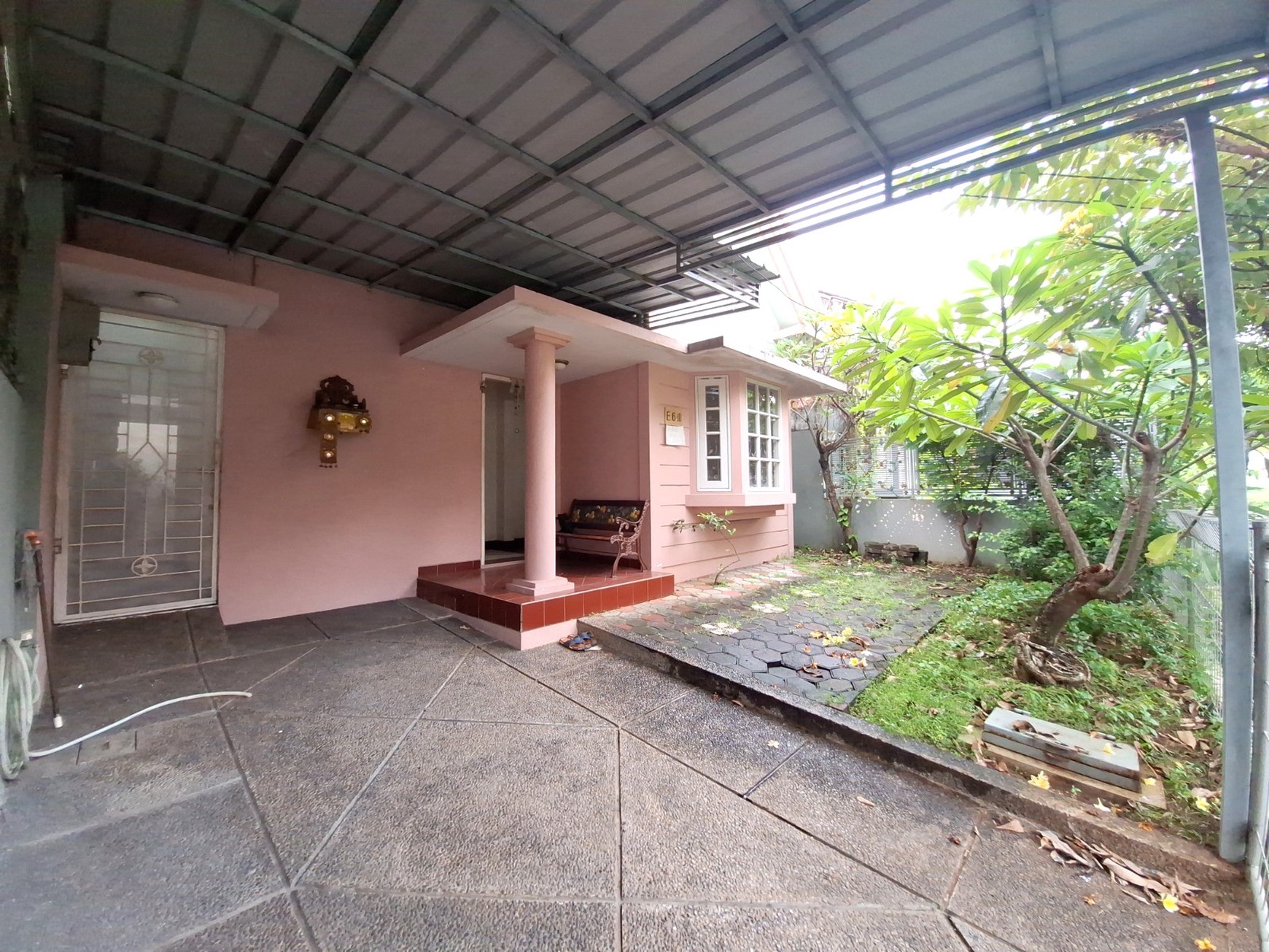 Rumah Minimalis di Bekasi Taman Depan & Belakang Siap Huni