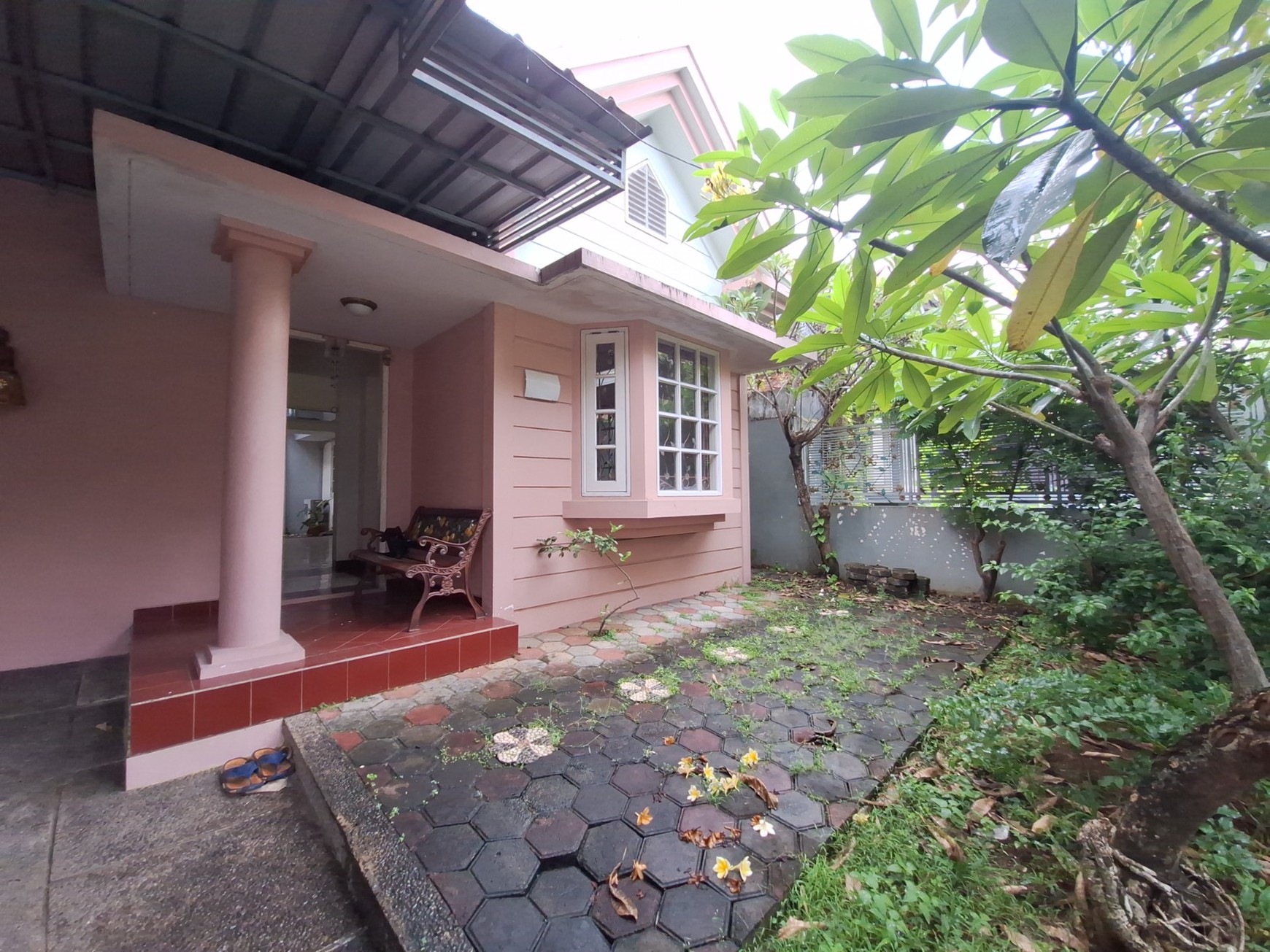 Rumah Minimalis di Bekasi Taman Depan & Belakang Siap Huni