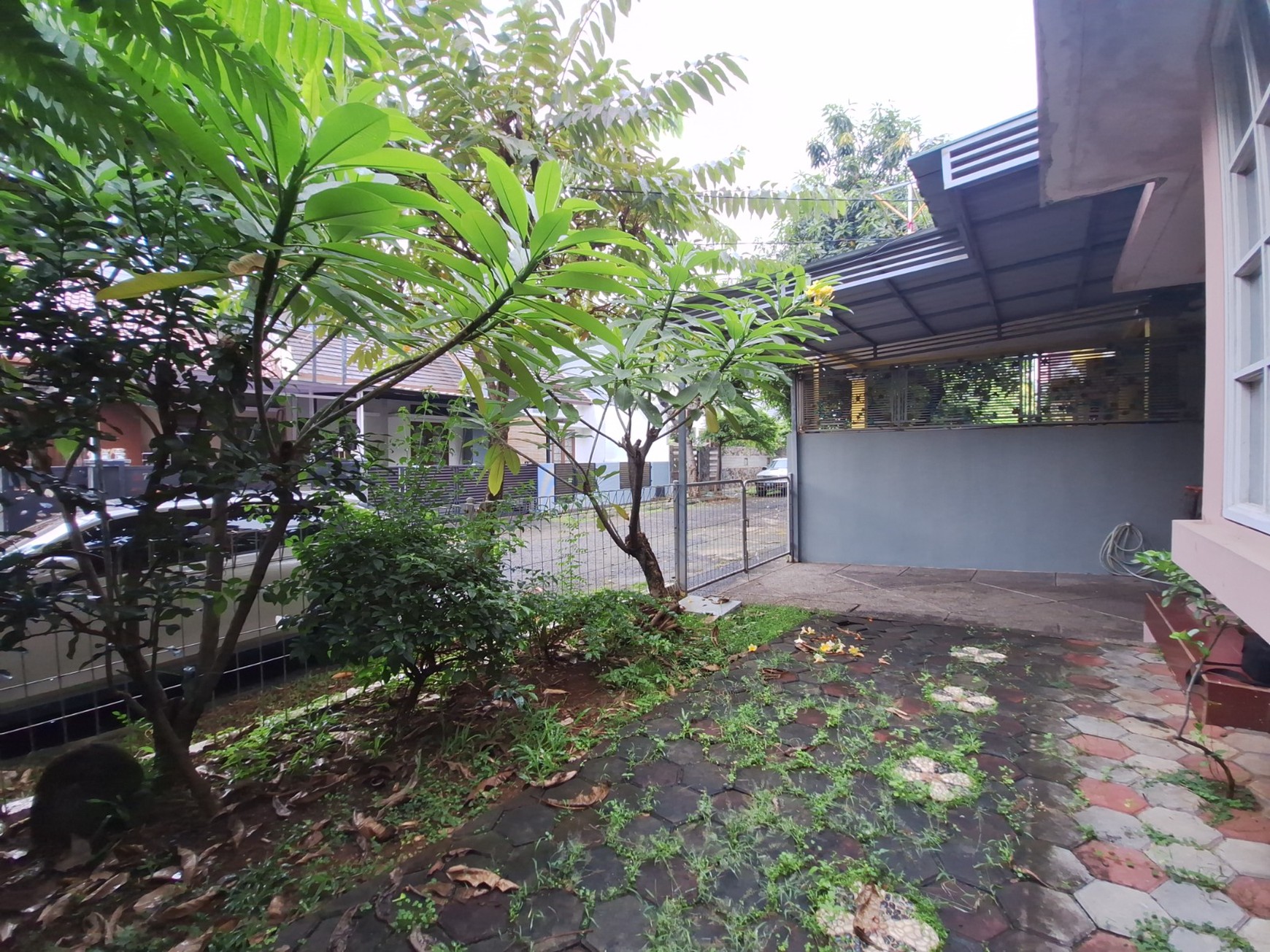 Rumah Minimalis di Bekasi Taman Depan & Belakang Siap Huni